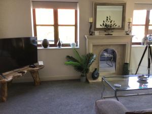 TV a/nebo společenská místnost v ubytování Stunning Fir Trees Corner 3 bedroom detached Executive house with free drive way parking for 2 vehicles 1 mile from M5 dogs welcome