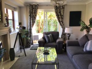 salon z kanapą i stolikiem kawowym w obiekcie Stunning Fir Trees Corner 3 bedroom detached Executive house with free drive way parking for 2 vehicles 1 mile from M5 dogs welcome w mieście Worcester