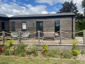 Κήπος έξω από το Willow Lodge 2 +15 φωτογραφίες