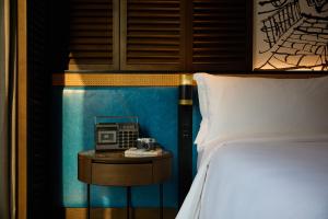 Hotel Indigo Saigon the City by IHG客房内的一张或多张床位