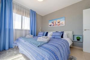 Posteľ alebo postele v izbe v ubytovaní 103 - Luxurious 3 Bed Duplex Penthouse With Stunning Mountain Views