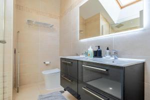 Kúpeľňa v ubytovaní 103 - Luxurious 3 Bed Duplex Penthouse With Stunning Mountain Views