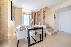 Fotografia z galérie ubytovania 103 - Luxurious 3 Bed Duplex Penthouse With Stunning Mountain Views v destinácii Mijas