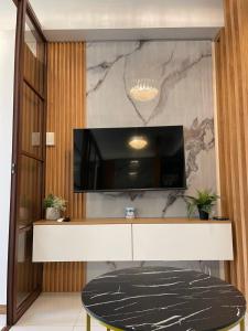 TV a/nebo společenská místnost v ubytování Cozy and affordable Condo unit