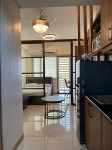 Kuchyň nebo kuchyňský kout v ubytování Cozy and affordable Condo unit