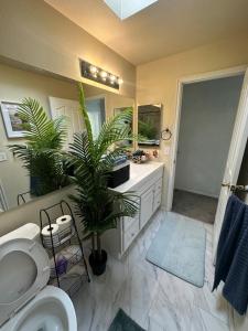 Koupelna v ubytování Cute house in West Valley + 25 fotografií