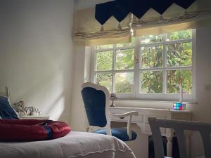 a bedroom with a bed and a desk and a window at Villa Am Park in Bad Homburg vor der Höhe