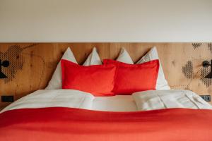 A bed or beds in a room at Weingut & Winzerhäuser Skringer