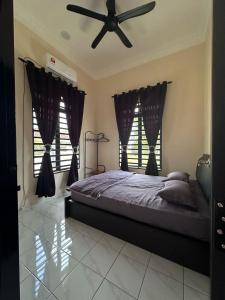 Postel nebo postele na pokoji v ubytování Yash Cottage Taiping Homestay