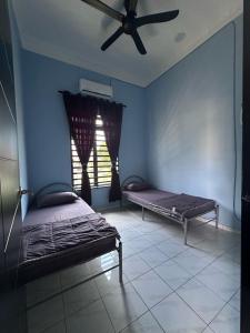 Postel nebo postele na pokoji v ubytování Yash Cottage Taiping Homestay