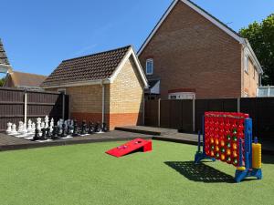 une cour arrière avec un échiquier géant dans l'établissement Theos Nook 4 Bedroom House, Sleeps 6, à Hopton on Sea