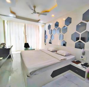 Rúm í herbergi á VITS Select Grand Inn, Ratnagiri