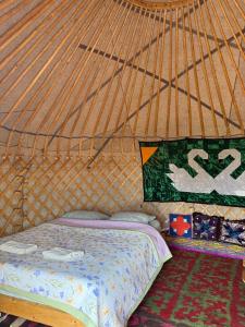 Postel nebo postele na pokoji v ubytování Yurt camp Sonun