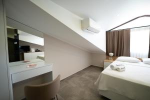 une chambre avec un lit, un bureau et une fenêtre dans l'établissement Dalyan Lorend Inn, à Dalyan