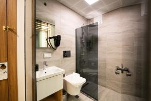 une salle de bain avec une douche, des toilettes et un lavabo dans l'établissement Dalyan Lorend Inn, à Dalyan 45 autres photos