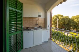 kuchnia z zielonymi okiennicami na balkonie w obiekcie Apartments Gaja blue ap w mieście Sveti Filip i Jakov +7 zdjęć