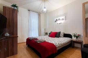 Łóżko lub łóżka w pokoju w obiekcie Lucsony Apartman