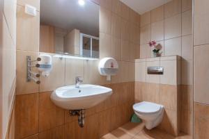 Łazienka w obiekcie Lucsony Apartman