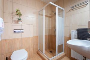 Łazienka w obiekcie Lucsony Apartman