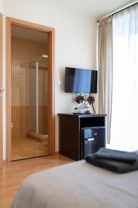 Łóżko lub łóżka w pokoju w obiekcie Lucsony Apartman