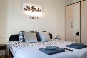 Łóżko lub łóżka w pokoju w obiekcie Lucsony Apartman