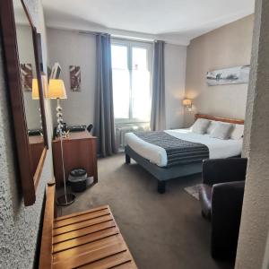 Postel nebo postele na pokoji v ubytování Logis Hotel Le Cerf