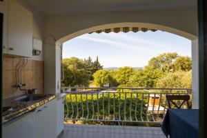 kuchnia z widokiem na balkon w obiekcie Apartments Gaja blue ap w mieście Sveti Filip i Jakov