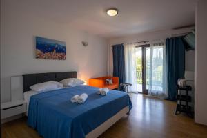 sypialnia z łóżkiem i dwoma ręcznikami na nim w obiekcie Apartments Gaja blue ap w mieście Sveti Filip i Jakov
