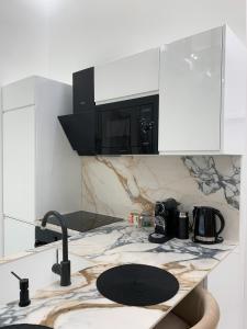 eine Küche mit einer Arbeitsplatte mit Spüle in der Unterkunft St Stephen Luxury Spa Residence in Budapest + 11 Fotos