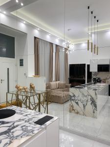 ein Wohnzimmer mit Tisch und Couch in der Unterkunft St Stephen Luxury Spa Residence in Budapest