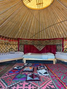 Postel nebo postele na pokoji v ubytování Yurt camp Sonun