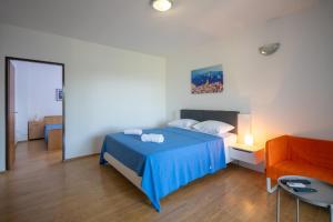 Łóżko lub łóżka w pokoju w obiekcie Apartments Gaja blue ap