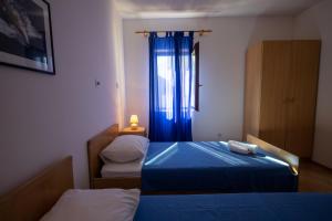 Łóżko lub łóżka w pokoju w obiekcie Apartments Gaja blue ap