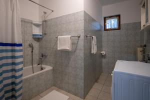 łazienka z prysznicem, wanną i umywalką w obiekcie Apartments Gaja blue ap w mieście Sveti Filip i Jakov