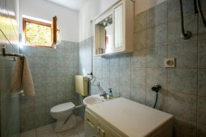 łazienka z toaletą i umywalką w obiekcie Apartments Gaja blue ap w mieście Sveti Filip i Jakov
