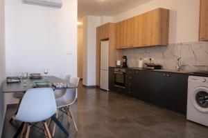 Kato LakatamiaLuxurious two bedroom apartment with roof garden的房间里有一张桌子和几把椅子的厨房