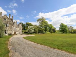 an old stone house with a gravel road at Sika in Dorchester