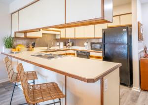 eine Küche mit Kühlschrank und Arbeitsplatte in der Unterkunft Waterfront condo one block to Oceanfront in Sea Breeze + 10 Fotos