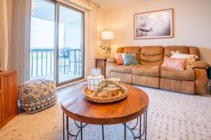ein Wohnzimmer mit Sofa und Tisch in der Unterkunft Waterfront condo one block to Oceanfront in Sea Breeze