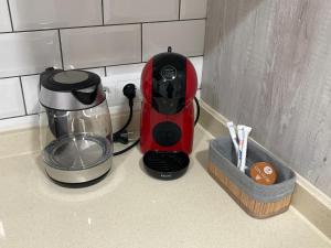 Coffee and tea making facilities at Apartamento Mirador del Tinto centro ciudad