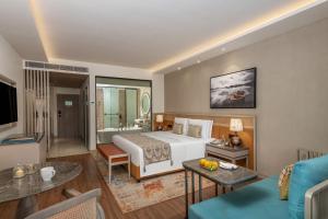 阿利鲍格Taj Alibaug Resort & Spa, Maharashtra的一间带床的卧室和一间客厅