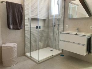 A bathroom at Apartamento Mirador del Tinto centro ciudad