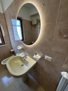 a bathroom with a sink and a mirror at Lotelito Villa in Calvanico