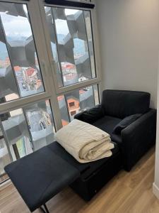 un soggiorno con un divano e una grande finestra di Oasis a Bilbao