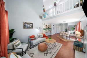 ein Wohnzimmer mit Sofa und Tisch in der Unterkunft Charming Cottage and Loft, Home with Garage in Kennesaw in Kennesaw