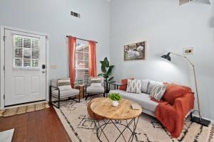 ein Wohnzimmer mit Sofa und Tisch in der Unterkunft Charming Cottage and Loft, Home with Garage in Kennesaw in Kennesaw