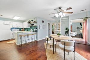 eine Küche und ein Esszimmer mit Tisch und Stühlen in der Unterkunft Charming Cottage and Loft, Home with Garage in Kennesaw in Kennesaw