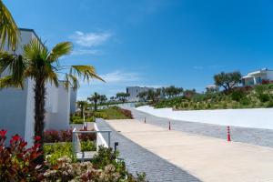 Κήπος έξω από το Sani Beverly Hills Luxury Villas