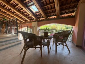 ドリアーニにあるCasa il Cuore delle Langhe by Holiday Worldのパティオ(テーブル、椅子付)