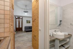 ein Badezimmer mit Waschbecken und Spiegel in der Unterkunft La Cantina Di Alba e Tramonto in Pimonte + 17 Fotos